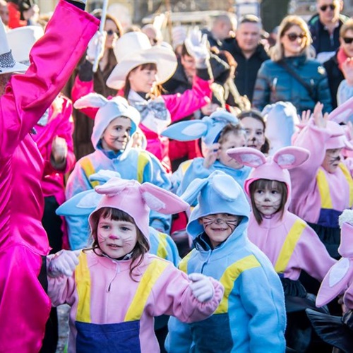 Mađioničarke iz DV Viškovo izvukle su zečiće iz šešira i dovele ih na 18. Halubajski karneval